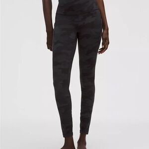 Lululemon align high rise black camo Leggings with pockets